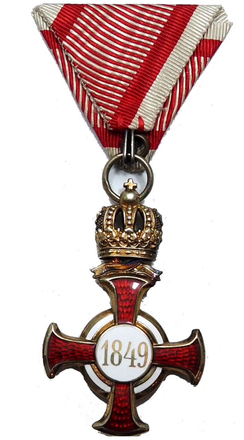 Koronás Arany Érdemkereszt a Vitézségi Érem szalagján